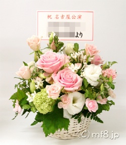 名古屋のコンサートホールへ公演祝いの花の配達をします