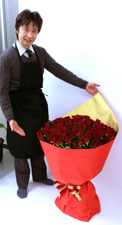 100本薔薇花束の大きさ比較