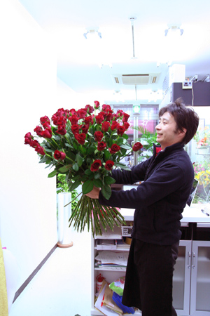 還暦お祝いの花束を作る！60本の赤いバラ・準備中