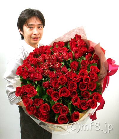 誕生日祝いに贈る100本バラの花束