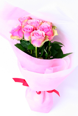ピンク色のバラの花束