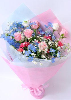 ピンク・青を入れたプレゼント花束。色合い指定は余裕を持ってご注文ください。