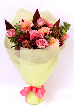 送別会やお誕生日にオススメの優しい色合いの花束を配達します。
