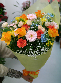 送別会に花束をお届けします。3300円以上で名古屋市中区隣接区配達無料です。