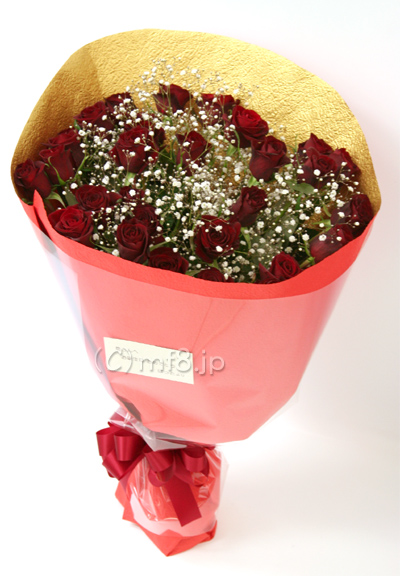 31本の赤いバラとカスミソウの花束
