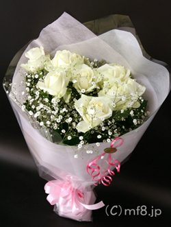 記念日に贈る白いバラの花束