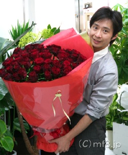 60歳の還暦バラ花束。60本の赤いバラ