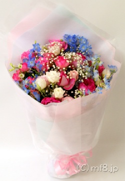 青色とピンク色で仕上げた記念日の花束。