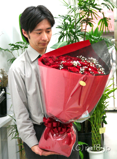 28本の赤いバラ（カスミソウ付き）のボリューム感・大きさ比較