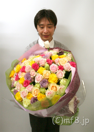 バラ100本の花束 結婚式の新郎からのサプライズプレゼントやお誕生日に 記憶に残るサプライズ花束