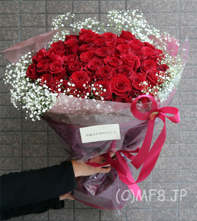 豪華絢爛 50本の赤いバラとカスミソウの花束 誕生日に配達します