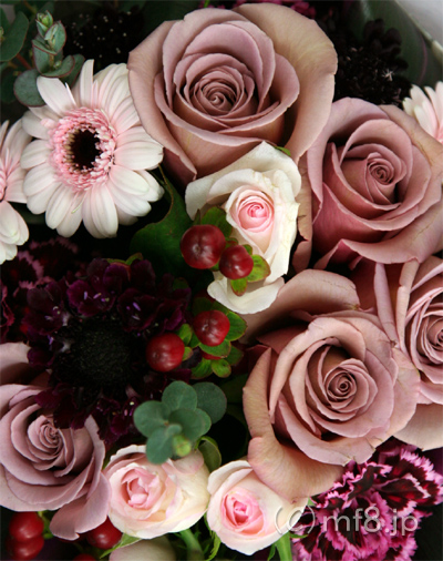 お誕生日 送別会にクラシカルな色合い花束を配達します フラワーギフト専門店名古屋市の花屋 当日配達