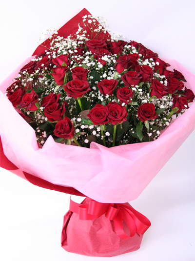 50本の赤いバラとカスミソウの花束をクリスマスイブ・クリスマス当日に配達・宅配します。